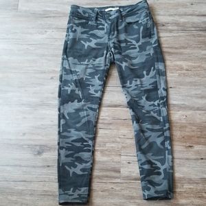 Levi's camo skinny jeans